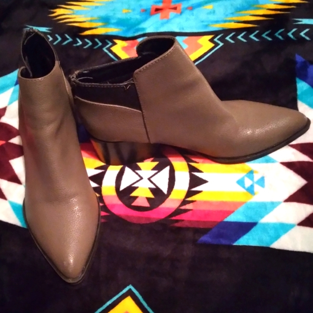 Two toned taupe/black Simply Vera ankle boots by Vera Wang 7.5 Womens